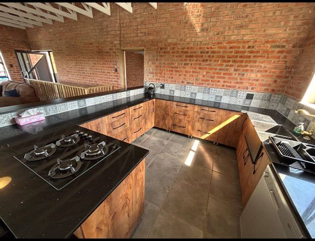 3 BEDROOM HOUSE FOR SALE IN PARADISE BEACH